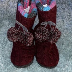 CUDDL DUDS Cozy Burgundy Knit  Booties with Pom Poms NWT M